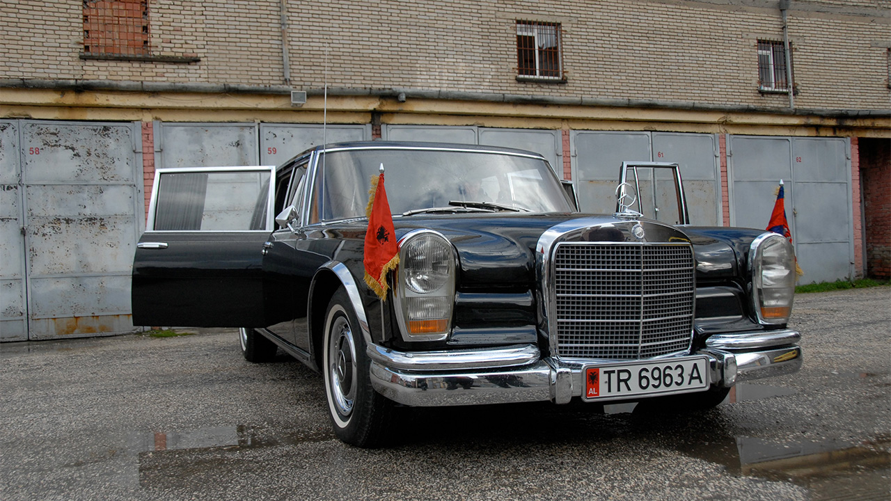Das Mercedes-Benz, das einst dem ehemaligen Premierminister von Albanien, Enver Hoxha, gehörte, wirft ein interessantes Licht auf die Geschichte des Landes.
